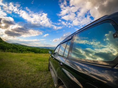 Karpat dağlarında bahar manzarası bir SUV ile