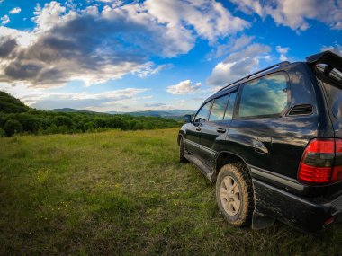 Karpat dağlarında bahar manzarası bir SUV ile