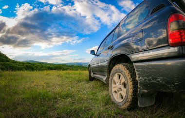 Karpat dağlarında bahar manzarası bir SUV ile