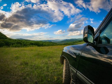 Karpat dağlarında bahar manzarası bir SUV ile