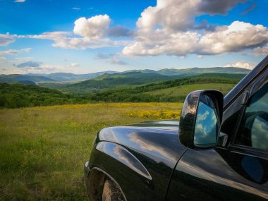 Karpat dağlarında bahar manzarası bir SUV ile