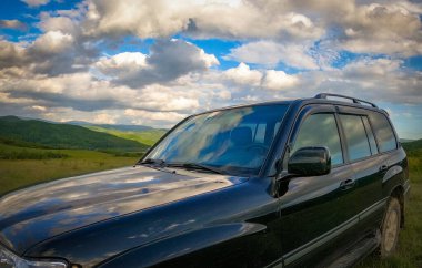 Karpat dağlarında bahar manzarası bir SUV ile
