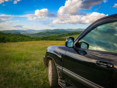 Karpat dağlarında bahar manzarası bir SUV ile