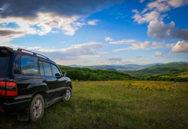 Karpat dağlarında bahar manzarası bir SUV ile