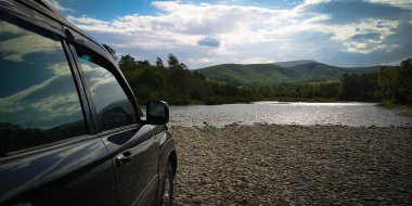 Karpat dağlarında bahar manzarası bir SUV ile
