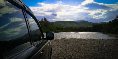 Karpat dağlarında bahar manzarası bir SUV ile