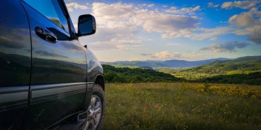 Karpat dağlarında bahar manzarası bir SUV ile