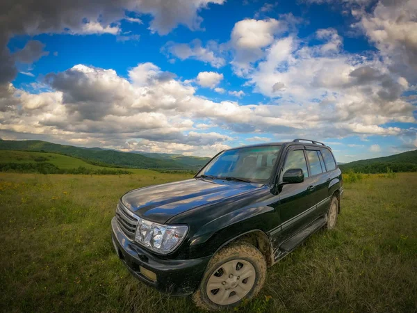 Paisaje Primaveral Las Montañas Cárpatas Con Suv —  Fotos de Stock