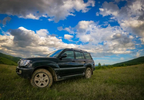 Paisagem Primavera Nas Montanhas Dos Cárpatos Com Suv — Fotografia de Stock