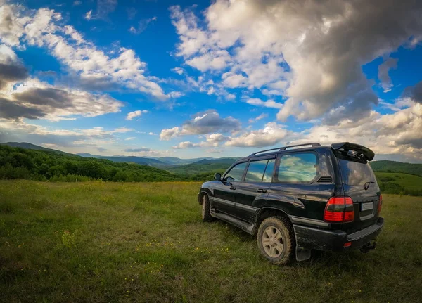 Karpat dağlarında bahar manzarası bir SUV ile