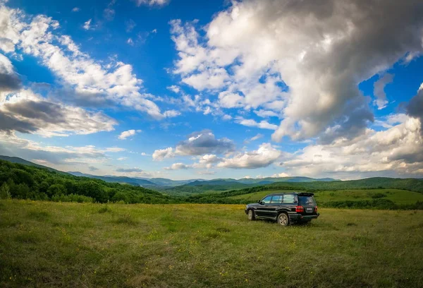 Paisagem Primavera Nas Montanhas Dos Cárpatos Com Suv — Fotografia de Stock