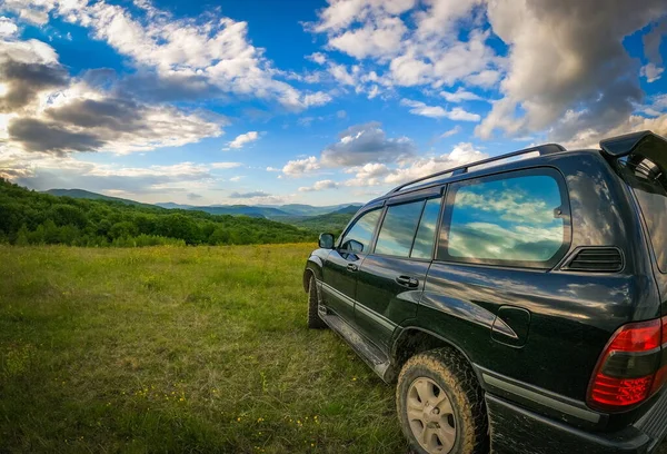 Karpat dağlarında bahar manzarası bir SUV ile