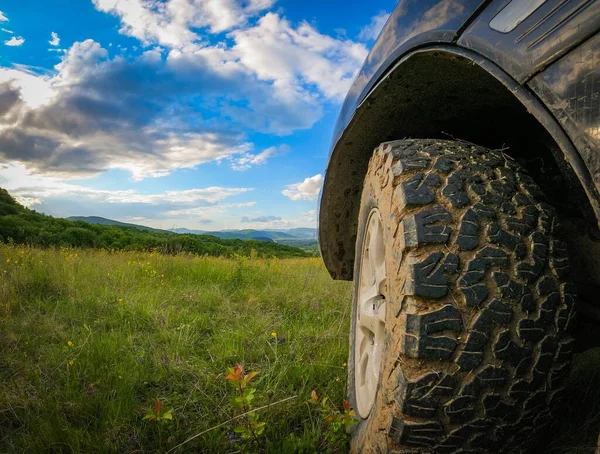 Karpat dağlarında bahar manzarası bir SUV ile