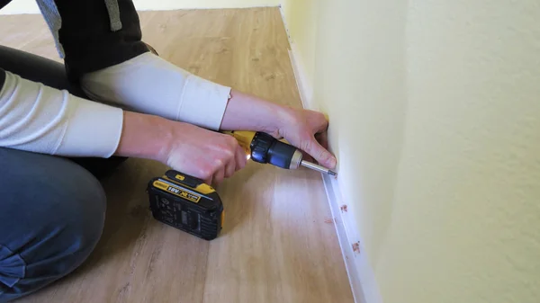 Cordless screwdriver - laying the floor _ 1 Стоковое Фото