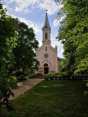 Yeşil Bahçeli Katolik Kilisesi ve Güneşli Gökyüzü