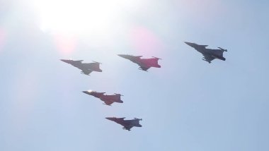 Saab Gripens Düzen içinde Uçuyor