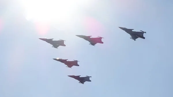 Saab Gripens Düzen içinde Uçuyor