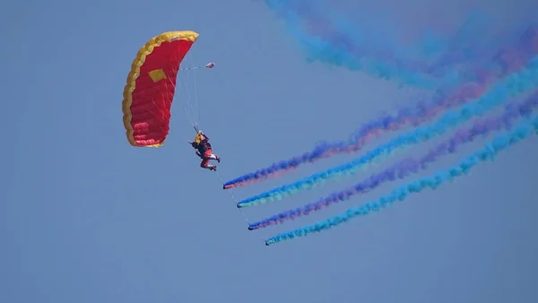 Kleurrijke Waaghals Parachute Glijden — Stockfoto