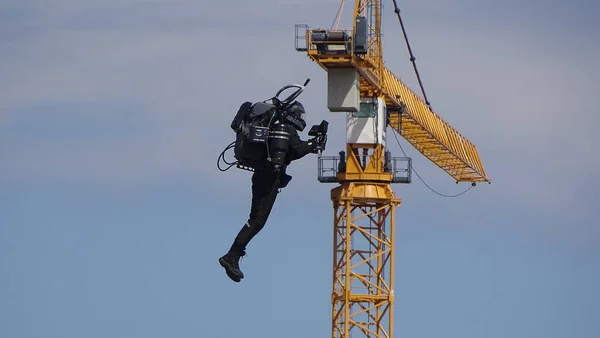 Bir Crane 'in önüne Atlama Paketi