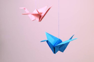 Barışın sembolü, inanç, kağıt renkli turnalar. Origami, mavi, sarı, mor, pembe