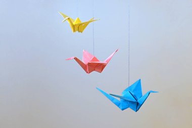 Barışın sembolü, inanç, kağıt renkli turnalar. Origami, mavi, sarı, mor, pembe