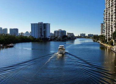 Mavi Gök ve Apartman binalarına karşı Florida 'da Su Yollarında Tekne Seyahati