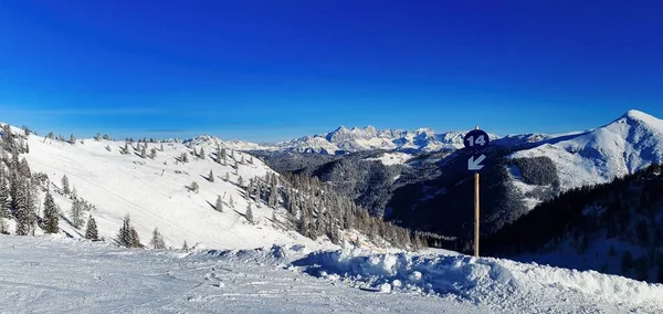 Leere Skipisten Auf Verschneiten Bergen — Stockfoto