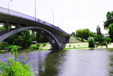 Yaya köprüsünün manzarası, yazları metropolde.