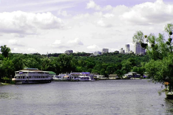 Het Boot Station Ligplaats Aan Rivier — Stockfoto