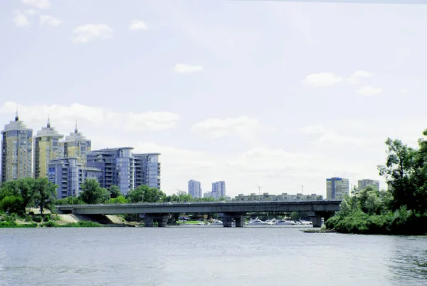 Zicht Voetgangersbrug Zomer Metropool — Stockfoto