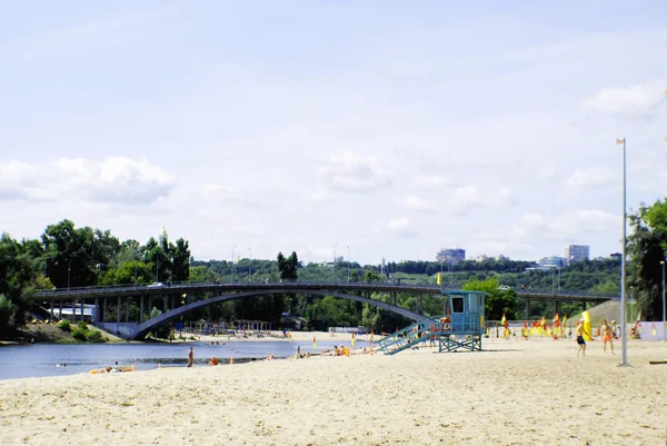 Zicht Voetgangersbrug Zomer Metropool — Stockfoto