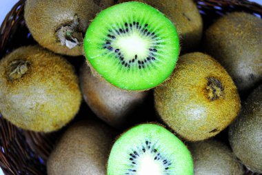 Beyaz arka planda taze kivi, taze meyve.