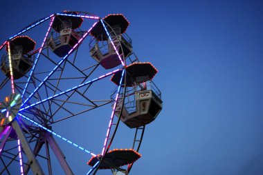 Mavi gökyüzündeki dönme dolap