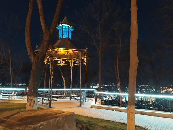 Eski bir çardak, eski bir kasabada aydınlanmış..