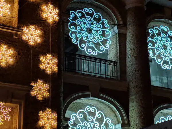 Decoraciones Navideñas Iluminación Edificio Ciudad Nocturna — Foto de Stock