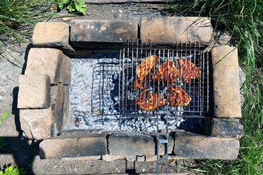 Şiş kebap pişirme süreci, ızgarada kömürde kavrulmuş kebap.