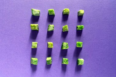 Lezzetli, organik, kurutulmuş bir pomelo, leylak arkaplanda desen. Mor kağıt üzerinde şekerli meyve