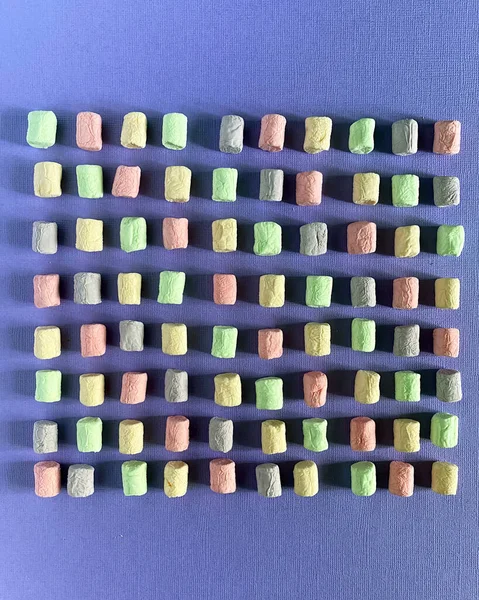 Marshmello Farklı Renklerde Desen Ise Leylak Arkaplanda — Stok fotoğraf