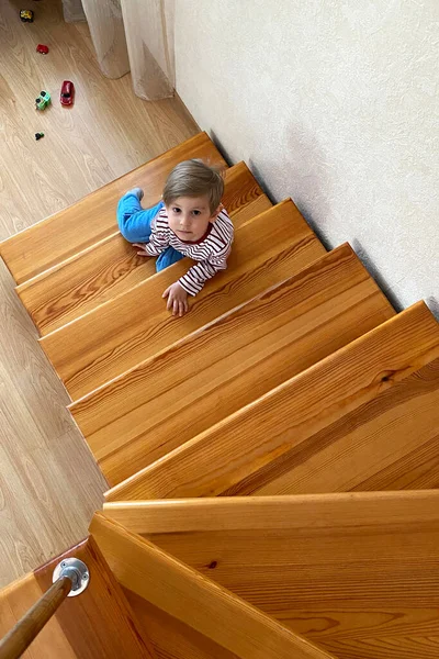 Cute Smiling Young Boy Sitting Stairs Second Floor Top View — Stock Photo, Image