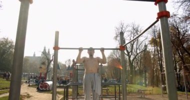 Delikanlı barfiks çekiyor, hava güzel.