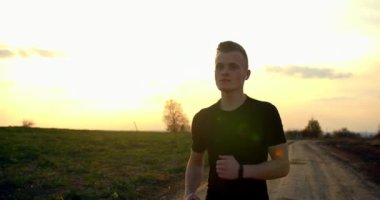 Genç adam sonbahar havasında gün batımında 4K 'de off-road yapıyor.