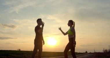 Erkek ve kız, sonbahar havasında yarıştan sonra el sıkışıyor.