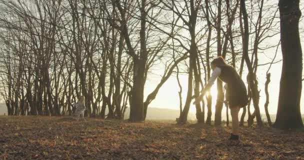 La joven y feliz familia está caminando en el campo. Una niña está corriendo hacia sus padres. 4K — Vídeos de Stock