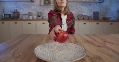 Kız tabaktan son elmayı alıyor. 4K