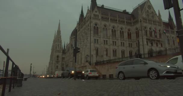 Calendário do aterro em frente ao Parlamento. Tempo nublado. Os carros estão a passar. Budapeste, Hungria. 4K — Vídeo de Stock