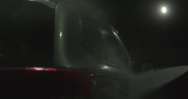 Prise de vue rapprochée. Le gars lave la voiture au lave-auto libre-service. 4K 