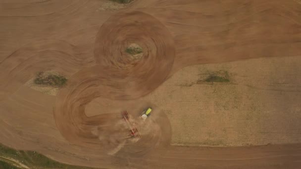 Стрельба из беспилотника. Трактор вспахивает землю, рисует круг. Подготовка к посеву. Вид с вершины. 4K — стоковое видео