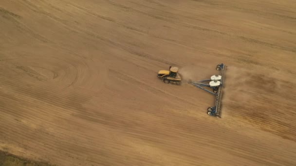 无人机发射。一辆拖拉机在耕地.准备播种。4K — 图库视频影像