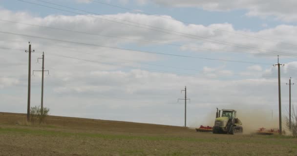 Traktor uprawia ziemię. Przygotowanie do siewu. 4K — Wideo stockowe