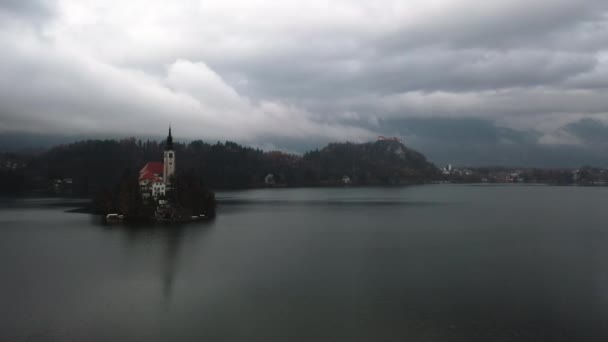 Πυροβολισμός από τηλεκατευθυνόμενο. Πετώντας πάνω από τη λίμνη Μπλεντ στη Σλοβενία. 4ια — Αρχείο Βίντεο